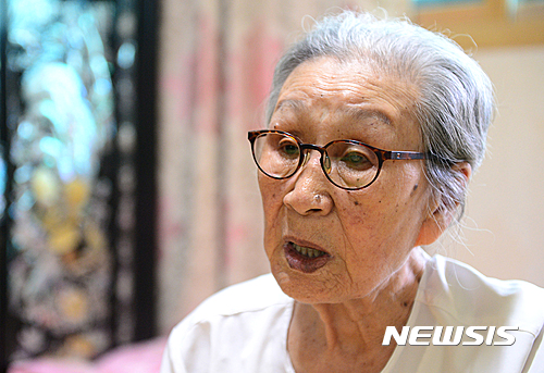 【서울=뉴시스】조성봉 기자 = 일본군 ‘위안부’ 피해자 김복동 할머니가 12일 오후 서울 마포구 연남동 ‘평화의 우리집’에서 뉴시스와 인터뷰를 하고 있다.&nbsp; 김 할머니는 12.28 한일합의에 대해 “피해자 의견이 무시된 일방적 합의”라고 지적하며, "죽기 전에 일본의 공식 사과를 받고 명예 회복을 하고 싶다“고 밝혔다. 2016.08.14. suncho21@newsis.com