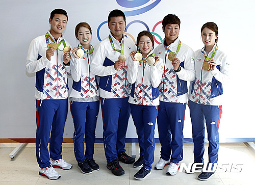 【리우데자네이루(브라질)=뉴시스】최동준 기자 = 13일(한국시간) 리우올림픽 양궁에서 전 종목 금메달을 석권한 한국 양궁 대표팀이 브라질 리우데자네이루 코리아하우스에서 기자회견을 마치고 기념촬영을 하고 있다. 2016.08.13. photocdj@newsis.com