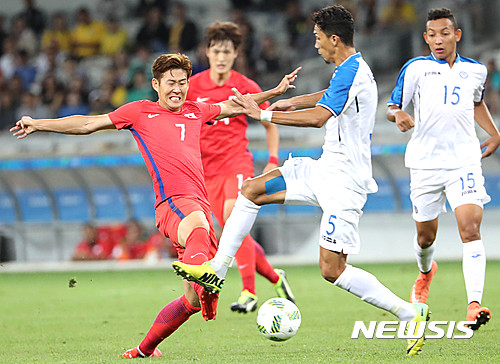 【벨루오리존치(브라질)=뉴시스】 장세영 기자 = 한국 손흥민이 14일 (한국시각) 브라질 벨루오리존치 마라카낭 스타디움에서 열린 한국 대 온두라스 남자 축구 8강전에서 온두라스 수비수와 볼 다툼을 하고 있다. 2016.08.14. photothink@newsis.com