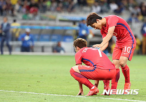 【벨루오리존치(브라질)=뉴시스】 장세영 기자 = 14일 (한국시각) 브라질 벨루오리존치 마라카낭 스타디움에서 열린 올림픽 한국 대 온두라스 남자 축구 8강전에서 류승우가 계속되는 노골에 아쉬워하는 손흥민을 위로 하고 있다. 2016.08.14. photothink@newsis.com 