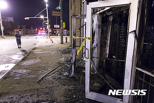 【밀워키( 미 위스콘신주) = AP/뉴시스】 = 지난 해 경찰관의 흑인 사살로 폭동이 일어나 불에 탄 밀워키 시내의 상가와 주유소. 이곳 교도소에서 재소자에게 7일간 물을 주지 않아 탈수증으로 사망하게 한 교도관등 7명이 2017년 5월 1일 배심원의 유죄판결을 받았다.