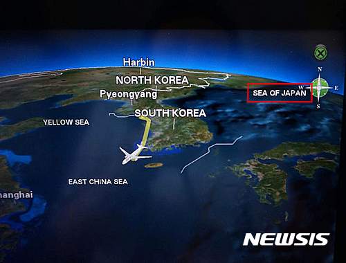 【서울=뉴시스】전 세계에 '동해(East Sea)' 표기를 널리 알려온 한국 홍보 전문가 서경덕 성신여대 교수팀이 이번 광복절을 맞이하여 '잃어버린 이름 '동해' 되찾기 캠페인'을 네티즌들과 함께 시작한다고 15일 밝혔다. 지난 1일부터 14일까지 2주간 휴가철을 맞아 각 나라의 대표 항공기 좌석 내에 제공되는 개인 스크린 지도 서비스를 조사한 결과 한국과 일본 사이의 바다 이름이 대부분 '일본해(Sea of Japan)'로만 표기 된 것으로 확인됐다. 네티즌들의 제보로 이뤄진 이번 조사에는 국적기를 제외한 각 나라별 대표 항공기인 중국 동방항공, 영국 버진 애틀랜틱, 러시아 아에로플로트, 터키 항공 등 23개의 항공기 전부 다 '일본해' 단독 표기로만 되어 있었다. 이번 캠페인은 네티즌들로부터 제보받은 23개 항공사 뿐만이 아니라 메일(bychoi@ygeneration.co.kr)을 통해 꾸준히 제보를 받아 서 교수팀은 항공사측 홍보 담당자에게 동해관련 자료를 전달하여 오류를 시정할 계획이다. 한편 서 교수팀은 뉴욕타임스, 월스트리트저널 등 세계적인 유력 매체에 '동해' 광고를 꾸준히 게재해 왔으며 뉴욕 타임스스퀘어 및 스위스 다보스포럼때는 옥외광고까지 진행하는 등 동해표기를 위한 전 세계 홍보를 꾸준히 진행해 왔다. 사진은 중국 동방항공 내 일본해 단독표기 모습. 2016.08.15. (사진=한국 홍보 전문가 서경덕 성신여대 교수팀 제공) photo@newsis.com