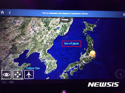 【서울=뉴시스】전 세계에 '동해(East Sea)' 표기를 널리 알려온 한국 홍보 전문가 서경덕 성신여대 교수팀이 이번 광복절을 맞이하여 '잃어버린 이름 '동해' 되찾기 캠페인'을 네티즌들과 함께 시작한다고 15일 밝혔다. 지난 1일부터 14일까지 2주간 휴가철을 맞아 각 나라의 대표 항공기 좌석 내에 제공되는 개인 스크린 지도 서비스를 조사한 결과 한국과 일본 사이의 바다 이름이 대부분 '일본해(Sea of Japan)'로만 표기 된 것으로 확인됐다. 네티즌들의 제보로 이뤄진 이번 조사에는 국적기를 제외한 각 나라별 대표 항공기인 중국 동방항공, 영국 버진 애틀랜틱, 러시아 아에로플로트, 터키 항공 등 23개의 항공기 전부 다 '일본해' 단독 표기로만 되어 있었다. 이번 캠페인은 네티즌들로부터 제보받은 23개 항공사 뿐만이 아니라 메일(bychoi@ygeneration.co.kr)을 통해 꾸준히 제보를 받아 서 교수팀은 항공사측 홍보 담당자에게 동해관련 자료를 전달하여 오류를 시정할 계획이다.한편 서 교수팀은 뉴욕타임스, 월스트리트저널 등 세계적인 유력 매체에 '동해' 광고를 꾸준히 게재해 왔으며 뉴욕 타임스스퀘어 및 스위스 다보스포럼때는 옥외광고까지 진행하는 등 동해표기를 위한 전 세계 홍보를 꾸준히 진행해 왔다. 사진은 영국 버진 애틀랜틱 내 일본해 단독표기 모습. 2016.08.15. (사진=한국 홍보 전문가 서경덕 성신여대 교수팀 제공) photo@newsis.com