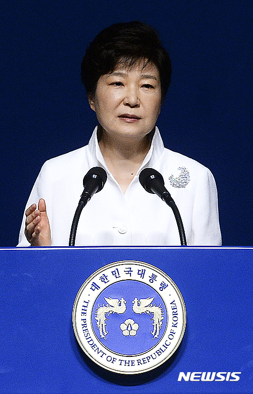 【서울=뉴시스】최진석 기자 = 박근혜 대통령이 15일 오전 서울 종로구 세종문화회관에서 열린 제71주년 광복절 경축식에 참석해 경축사를 하고 있다. 2016.08.15. myjs@newsis.com