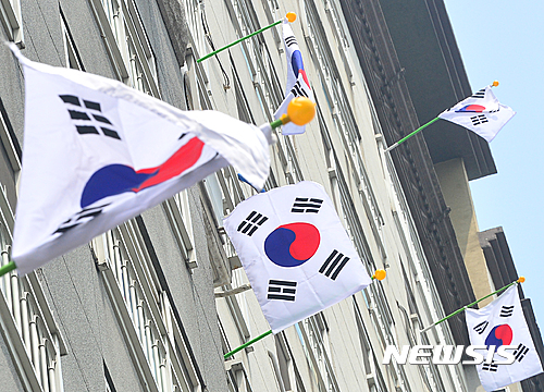 【대구=뉴시스】대구시 남구 의 한 아파트에 태극기가 펄럭이고 있다. 뉴시스DB. 2025.08.14 photo@newsis.com