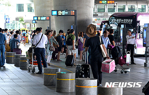 【인천공항=뉴시스】박진희 기자 = 15일 오후 연휴 마지막 날인 15일 오후 인천공항 공항리무진 버스 승강장은 막바지 휴가를 즐기고 돌아오는 공항 이용객들로 분비고 있다. 2016.08.15. pak7130@newsis.com