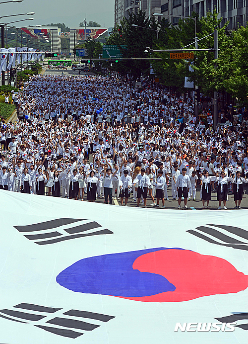 【서울=뉴시스】고승민 기자 = 광복 71주년인 15일 서울 올림픽로에서 송파구청과 재미난연구소 주최로 열린 ‘광복! 그 벅찬 감동, 춤815 플래시몹’에 참가한 2,000여명의 시민이 대형 태극기 퍼포먼스를 하고 있다. 이번 행사는 광복을 보지 못한 무명 청년 독립용사들을 기리고, 해방의 기쁨과 벅찬 감동을 표현하기 위해 마련됐다. 2016.08.15. photo@newsis.com