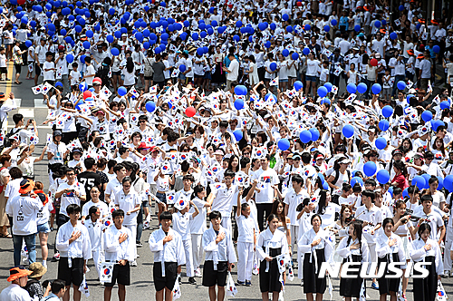 【서울=뉴시스】고승민 기자 = 광복 71주년인 15일 서울 올림픽로에서 송파구청과 재미난연구소 주최로 열린 ‘광복! 그 벅찬 감동, 춤815 플래시몹’에 참가한 2,000여명의 시민이 ‘독립군 애국가’에 맞춰 춤을 추고 있다. 이번 행사는 광복을 보지 못한 무명 청년 독립용사들을 기리고, 해방의 기쁨과 벅찬 감동을 표현하기 위해 마련됐다. 2016.08.15. photo@newsis.com