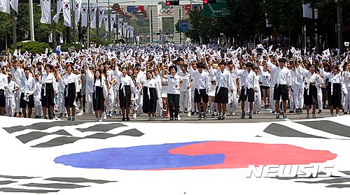 【서울=뉴시스】고승민 기자 = 광복 71주년인 15일 서울 올림픽로에서 송파구청과 재미난연구소 주최로 열린 ‘광복! 그 벅찬 감동, 춤815 플래시몹’에 참가한 2,000여명의 시민이 대형 태극기 퍼포먼스를 하고 있다. 이번 행사는 광복을 보지 못한 무명 청년 독립용사들을 기리고, 해방의 기쁨과 벅찬 감동을 표현하기 위해 마련됐다. 2016.08.15. photo@newsis.com