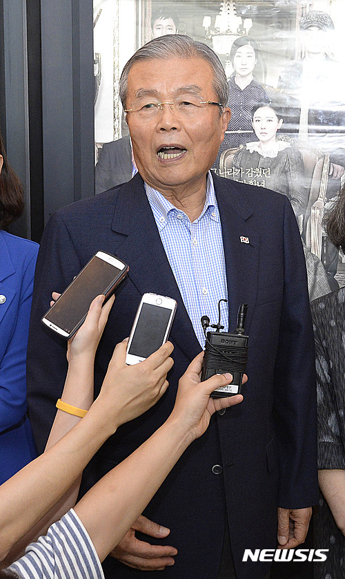 【서울=뉴시스】전신 기자 = 김종인 더불어민주당 비상대책위원회 대표가 광복절인 15일 오후 서울 영등포구 타임스퀘어 CGV에서 영화 '덕혜옹주'를 관람하기 앞서 취재진 질문에 답변을 하고 있다. 2016.08.15.&nbsp; photo@newsis.com