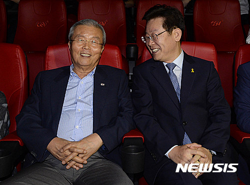 【서울=뉴시스】전신 기자 = 김종인(왼쪽) 더불어민주당 비상대책위원회 대표와 이재명 성남시장이 광복절인 15일 오후 서울 영등포구 타임스퀘어 CGV에서 영화 '덕혜옹주'를 관람하고 있다. 2016.08.15. photo@newsis.com