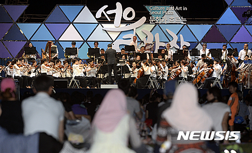 【서울=뉴시스】최진석 기자 = 제71주년 광복절인 15일 오후 서울 중구 서울광장에서 문화가 흐르는 서울광장의 일환으로 열린 광복 71주년 기념 음악회를 찾은 시민들이 더위를 피하며 음악회를 즐기고 있다. 2016.08.15.&nbsp; myjs@newsis.com