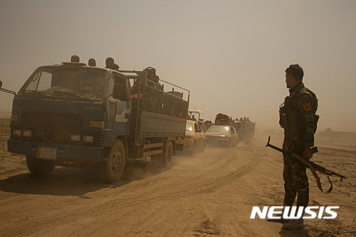 【모술=AP/뉴시스】이라크 모술 외곽도로에서 15일(현지시간) 트럭과 승용차에 찬 수백명의 주민들이 대피하고 있다. 이라크 쿠르드 민병대가 극단이슬람 무장조직 이슬람국가(IS)로부터 모술을 탈환하기 위해 공격을 강화하면서 주민들이 대대적으로 피난길에 나서고 있다. 쿠르드민병대는 모술을 둘러싸고 있는 12개 마을을 장악한 상태이다. 2016.08.16&nbsp; 