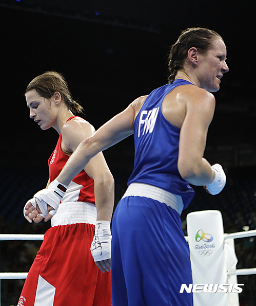 【리우데자네이루=뉴시스】아일랜드 권투 영웅 케이티 테일러(30)가 올림픽 2연패 달성에 실패했다. 테일러는 15일(한국시간) 브라질 리우데자네이루의 리우센트루 6관에 열린 2016 리우올림픽 여자 라이트급(57~60㎏) 8강전에서 미라 포트코넨(35·핀란드)에게 1-2로 판정패했다.