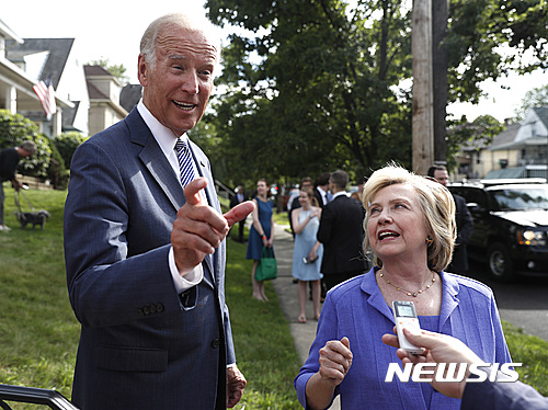 【스크랜턴=AP/뉴시스】조 바이든 미국 부통령(오른쪽)이 15일(현지시간) 힐러리 클린턴 민주당 대선후보와 함께 펜실베이니아주 스크랜턴에 있는 자신의 어린 시절 살았던 집 앞에서 인터뷰하고 있다. 두 사람은 이날 스크랜턴에서 공동유세를 펼쳤다. 2016.08.16&nbsp; 