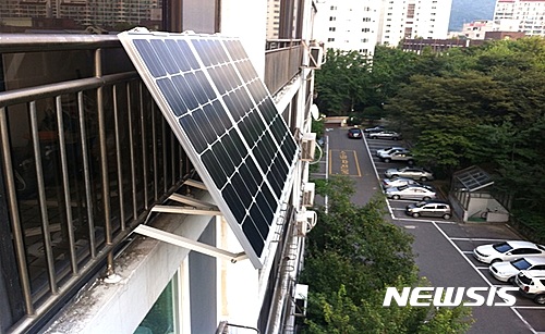 【서울=뉴시스】베란다형 미니 태양광발전소. 2016.08.16.&nbsp; (사진 = 서울시 제공)&nbsp; photo@newsis.com