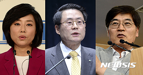 【서울=뉴시스】전진환 기자 = 김성우 청와대 홍보수석이 16일 오전 춘추관에서 일부부처에 대한 장관 개각 인사를 발표하고 있다.&nbsp; 청와대는 문화체육관광부장관에 조윤선(왼쪽부터) 전 여성가족부장관, 농림축산식품부장관에 김재수 한국농수산식품유통공사사장, 환경부장관에 조경규 국무조정실 2차장을 내정했다. 2016.08.16.&nbsp; amin2@newsis.com