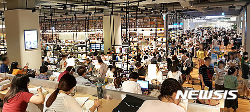 【부산=뉴시스】하경민 기자 = 부산 신세계 센텀시티는 연일 계속되는 폭염으로 특수를 누리고 있는 가운데 지난 14일 백화점 방문객 수가 11만3000여 명으로, 지난 5년 사이 하루 방문객 최고기록을 세웠다고 16일 밝혔다. 사진은 인파가 몰린 센텀시티몰 서점의 모습. 2016.08.16. (사진=신세계 센텀시티 제공) yulnetphoto@newsis.com