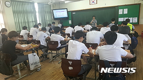 【대구=뉴시스】장은수 기자 = 대구의 대부분 중·고등학교가 16일 본격적인 개학한 가운데 한 중학교 학생들이 폭염 속에서도 수업을 하고 있다. 2016.08.16&nbsp; soso@newsis.com