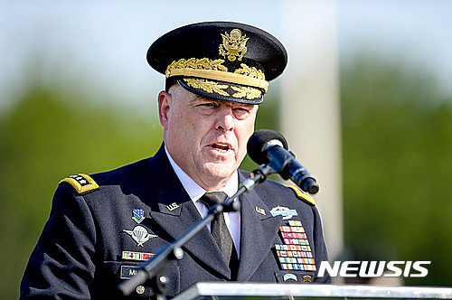 【서울=뉴시스】마크 밀리 미국 육군참모총장이 15일(현지시간)부터 오는 23일까지 한국, 중국. 일본을 차례대로 방문한다고 미 육군이 밝혔다. 밀리 총장이 지난 5월25일 미국 버지니아주(州) 포트 메이어에서 열린 미 육군 인기 야외 행사 ‘여명의 문신’에 참석해 연설하는 모습. 2016.08.16 (사진 출처: 미 육군 공식 웹사이트)