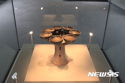 【함안=뉴시스】김기진 기자 = 아라가야 토기문화의 '굽다리등잔'