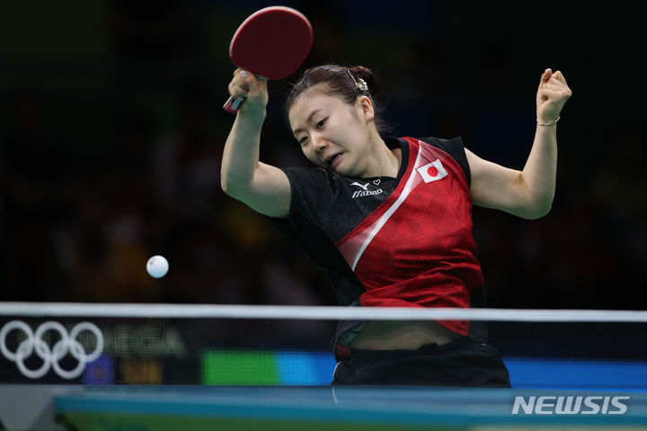 [리우데자네이루(브라질)=AP/뉴시스]2016년 8월16일 브라질 리우데자네이루에서 열린 2016년 리우올림픽 탁구 여자단체 동메달 결정전에서 일본의 후쿠하라 아이(福原愛)가 중국 출신 싱가포르 선수 위멍위와 경기를 하고 있다. 일본에서 2010년대 큰 사랑을 받았던 후쿠하라는 2년 전 이혼한 대만의 유명 탁구선수였던 전 남편 장훙제(江宏傑)와 양육권 분쟁을 벌이고 있다. 2023.07.27.