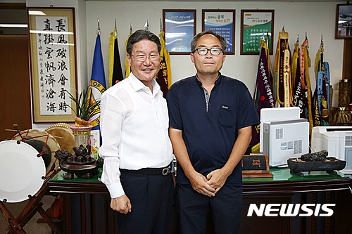 【영동=뉴시스】이성기 기자 = 모스크바물리기술대 항공공학과에 늦깍이로 진학해 5년 만에 수석졸업의 영예를 차지한 충북 영동 출신 공근식(오른쪽) 씨가 17일 오전 영동군청을 방문해 박세복 군수와 기념촬영을 하고 있다.2016.08.17(사진=영동군 제공)&nbsp;&nbsp; sklee@newsis.com 