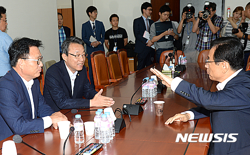 【서울=뉴시스】이종철 기자 = 여야 3당 국회 기획재정위원회 간사들이 17일 서울 여의도 국회에서 회동을 갖고 청문회 증인채택을 논의하고 있다. 왼쪽부터 더불어민주당 박광온, 국민의당 김성식, 새누리당 이현재. 2016.08.17.  jc4321@newsis.com 