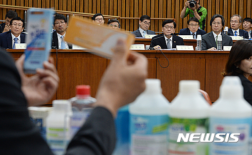 【서울=뉴시스】고승민 기자 = 17일 오전 서울 여의도 국회에서 열린 환경노동위원회 전체회의에 참석한 정진엽 보건복지부 장관, 정기석 질병관리본부장, 손문기 식품의약품안전처장 등 관계부처 직원들이 가습기살균제 사고 진상규명과 피해구제 및 재발방지 대책을 위한 국정조사를 받고 있다.더불어민주당 신창현 의원이 시중 제품을 들어보이며 질문 공세를 이어가자 정진엽 장관이 이를 바라보고 있다. 2016.08.17. kkssmm99@newsis.com