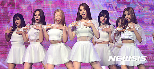 【서울=뉴시스】김선웅 기자 = 17일 오전 서울 광진구 예스24 라이브홀에서 진행된 걸그룹 '우주소녀' 두 번째 미니앨범 'The secret' 발매 쇼케이스에서 멤버들이 공연을 선보이고 있다. '우주소녀'의 미니앨범 'The secret'은 판타지와 미스터리 요소를 가미해 독특한 걸스코드를 제시한 앨범이며 17일을 시작으로 활동에 나선다. 2016.08.17.&nbsp; mangusta@newsis.com