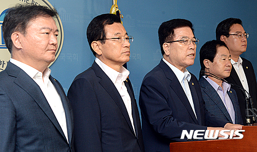 【서울=뉴시스】이종철 기자 = 17일 오후 서울 여의도 국회 정론관에서 김광림 새누리당 정책위의장 등 의원들이 서별관회의 청문회 및 추경 처리와 관련 기자회견을 하고 있다. 왼쪽부터 민경욱 원내대변인, 이현재 기획재정위원회 간사, 김 정책위의장, 주광덕 예산결산특별위원회 간사, 정무위원회 소속 김성원 의원. 2016.08.17.  jc4321@newsis.com
