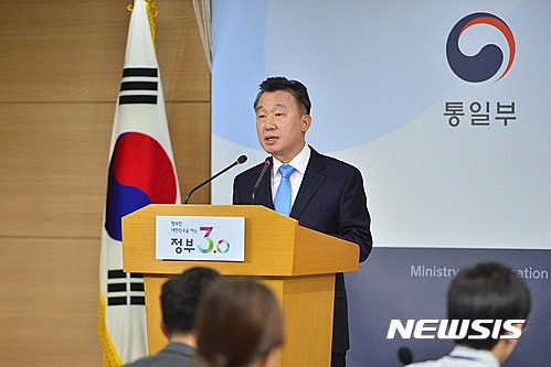 【서울=뉴시스】김선웅 기자 = 17일 오후 서울 종로구 정부서울청사에서 정준희 통일부 대변인이 태영호 영국주재 북한 공사 입국 관련 브리핑을 하고 있다. 이날 브리핑에서 통일부는 이달 초 제3국으로 망명한 것으로 알려진 영국 주재 북한 외교관 태영호가 가족과 함께 한국에 입국해 정부의 보호를 받고 있다고 밝히고 입국 일시, 경로, 가족 관계 등에 대해서는 밝힐 수 없다고 전했다. 2016.08.17. mangusta@newsis.com