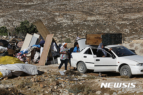 【사이르=AP/뉴시스】지난 8월 요르단강 서안 지역의 사이르 마을에서 이스라엘 군에게 집을 헐리고 할 수 없이 이사를 떠나는 팔레스타인 주민들. 이스라엘 정부는 정착촌 건설을 위해 팔레스타인 소유의 사유지까지 강제수용할 수 있는 새 법안을 마련, 의회 상정을 앞두고 있다. 2016.11.14&nbsp;&nbsp;&nbsp; 