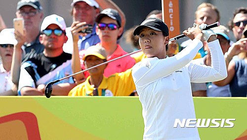 【리우데자네이루(브라질)=뉴시스】고범준 기자 = 골프 리디아 고(뉴질랜드)가 17일(한국시간) 브라질 리우데자네이루 바하 올림픽 골프 코스에서 열린 2016 브라질 리우올림픽 여자골프 1라운드 1번홀에서 티샷을 하고 있다. 2016.08.18.&nbsp; bjko@newsis.com