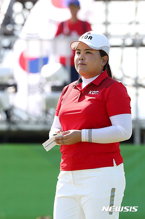【리우데자네이루(브라질)=뉴시스】고범준 기자 = 골프 박인비가 18일(한국시간) 브라질 리우데자네이루 바하 올림픽 골프 코스에서 열린 2016 브라질 리우올림픽 여자골프 1라운드 18번 홀을 마치고 코스를 바라보고 있다. 2016.08.18.&nbsp; bjko@newsis.com