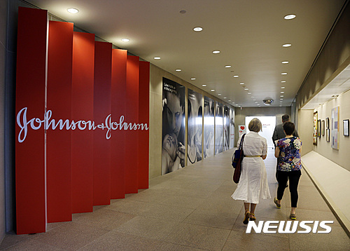【브런스윅(미 뉴저지주)=AP/뉴시스】 존슨앤 존슨사의 최고 판매를 기록해온 류마티스성 관절염 특효약인 레미케이드의 특허정지 판결을 받아 파이저의 값싼 대체 약품이 2년 빨리 판매를 시작할 수 있게 되었다.&nbsp; 사진은 올여름&nbsp; 미국 뉴저지주 브런스웍에 있는&nbsp; 존슨 앤 존슨의&nbsp; 본사 안에서 직원들이 복도를 걸어가고 있는 광경.&nbsp; 2016.08.18&nbsp;&nbsp;&nbsp; 
