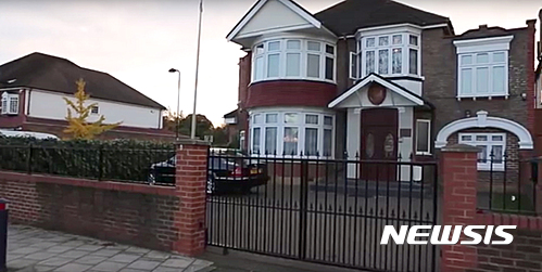 【서울=뉴시스】영국 주재 북한대사관 태영호 공사가 가족들과 함께 이달 초께 잠적한 후 최근 한국으로 망명한 것으로 알려졌다. 사진은 지난 2014년 영국주재북한대사관 모습. 2016.08.18. (사진=영국 텔레그래프 영상 캡쳐) photo@newsis.com