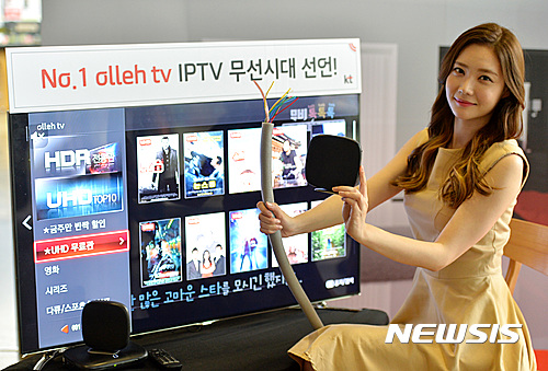 【서울=뉴시스】박진희 기자 = 18일 오전 서울 광화문 KT스퀘어에서 모델이 올레tv 에어(olleh tv air) 단말기 들고 무선 IPTV 서비스 소개하고 있다.&nbsp; 올레tv 에어는 IPTV를 무선으로 연결해 집안 어디에서나 자유롭게 UHD급 영상을 즐길 수 있는 새로운 기술이다. 2016.08.18.&nbsp; pak7130@newsis.com