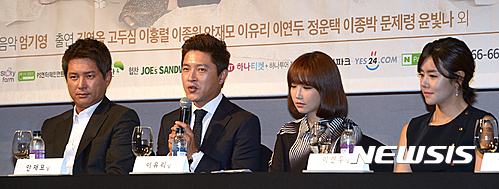 【서울=뉴시스】조수정 기자 = 18일 서울 종로구 나인트리컨벤션에서 열린 악극 '불효자는 웁니다' 시즌2 기자간담회에서 배우 안재모가 취재진의 질문에 답변하고 있다. 왼쪽부터 이종원, 안재모, 이유리, 이연두. 불효자는 웁니다는 오는 9월 10일부터 10월 30일까지 서울 용산 국립중앙박물관 극장 용에서 공연된다. 2016.08.18. chocrystal@newsis.com