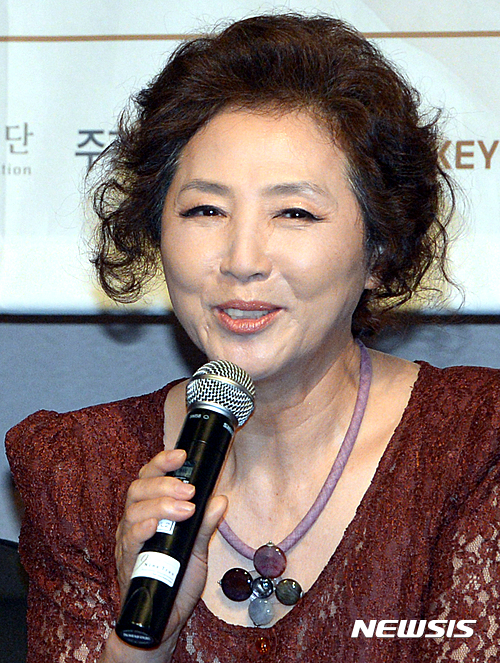 【서울=뉴시스】조수정 기자 = 18일 서울 종로구 나인트리컨벤션에서 열린 악극 '불효자는 웁니다' 시즌2 기자간담회에서 배우 고두심이 취재진의 질문에 답변하고 있다. 불효자는 웁니다는 오는 9월 10일부터 10월 30일까지 서울 용산 국립중앙박물관 극장 용에서 공연된다. 2016.08.18. chocrystal@newsis.com