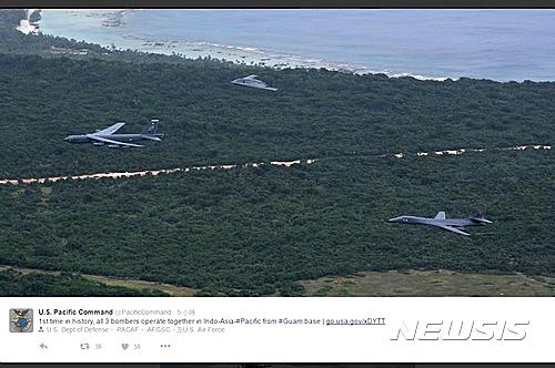 【서울=뉴시스】미국 태평양사령부는 17일(현지시간) 괌 앤더슨 공군기지 상공에서 B52(맨 앞)에서 비행하고 B2(가운데)와 B1이 그 뒤를 따르는 모습을 찍은 사진을 공개했다. <사진출처:미 태평양사령부> 2016.08.18