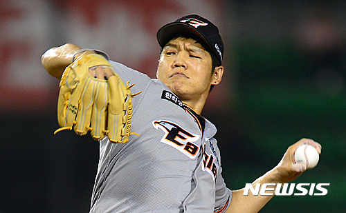 【서울=뉴시스】임태훈 기자 = 18일 오후 서울 송파구 잠실야구장에서 열린 '2016 타이어뱅크 KBO 리그' LG 트윈스와 한화 이글스의 경기, 3회말 조기 등판한 한화 박정진이 역투하고 있다. 2016.08.18.&nbsp; taehoonlim@newsis.com