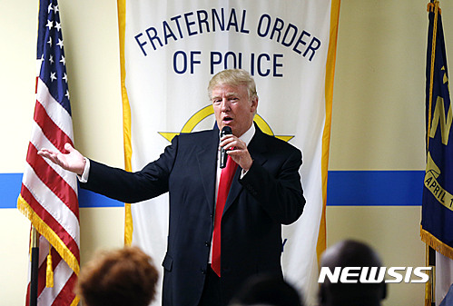 【스테이츠빌(미 노스캐롤라이나주)=AP/뉴시스】도널드 트럼프 미 공화당 대선 후보가 18일 노스캐롤라이나주 스테이츠빌에서 전·현직 경찰들을 상대로 연설하고 있다. 트럼프는 이날 최근 많은 논란을 부른 자신의 발언이 여러 사람들에게 개인적 고통을 초래한 것에 대해 처음으로 유감을 표명했다. 2016.8.19