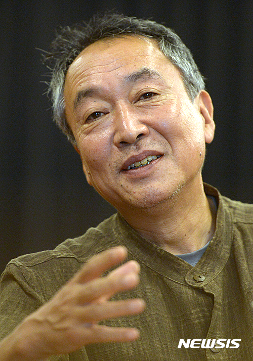 【서울=뉴시스】조수정 기자 = 극작 마스터클래스 여는 '날보러와요' 극작가 겸 연출가 김광림 서울문화재단 이사장이 17일 서울 종로구 서울연극센터에서 뉴시스와 인터뷰 하고 있다. 2016.08.19.&nbsp;&nbsp; chocrystal@newsis.com