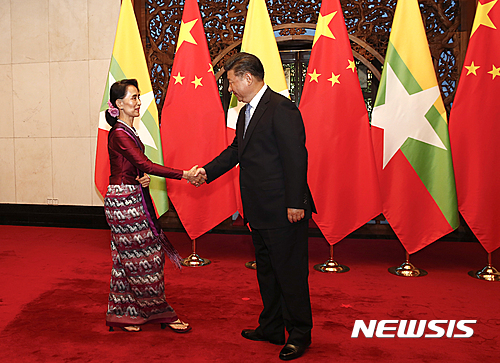 【베이징=AP/뉴시스】미얀마의 아웅산 수지 국가 자문역이 19일 중국 방문 중 조어대 영빈관에서 시진핑 주석을 만나 악수하고 있다, 2016. 8. 19. 