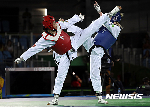 【서울=AP/뉴시스】 세계태권도연맹(WT)은 18일 태권도가 2024년 파리 올림픽에서도 정식 종목으로 채택됐다고 전했다. 리우 올림픽 당시 태권도 여자 67㎏급 금메달을 획득한 오혜리(왼쪽)의 경기 모습.(뉴시스DB)