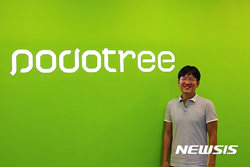 【서울=뉴시스】장윤희 기자 = 카카오 계열사 포도트리의 황현수 이사가 판교 사무실에서 카카오페이지를 설명하고 있다. 포도트리는 초창기 사업 부진을 딛고 유료 모바일 콘텐츠 플랫폼 사업자로서 의미있는 성과를 내고 있다. 목표는 콘텐츠 연매출 1000억원이다.