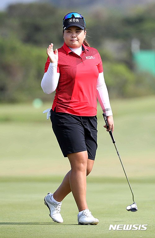 【리우데자네이루(브라질)=뉴시스】고범준 기자 = 골프 대표팀 박인비가 20일(한국시각) 브라질 리우데자네이루 바하 올림픽 골프 코스에서 열린 2016 브라질 리우올림픽 여자골프 4라운드 경기, 3번 홀에서 퍼팅 성공 후 인사하고 있다. 2016.08.21.&nbsp; bjko@newsis.com