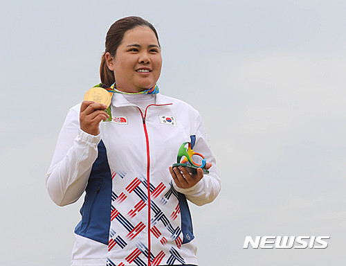 【리우데자네이루(브라질)=뉴시스】 장세영 기자 = 한국 여자 골프 대표팀 박인비가 21일 (한국시간) 브라질 리우데자네이루 올림픽 골프경기장에서 열린 2016 리우올림픽 여자 골프 결승라운드 시상식에서 금메달을 들고 포즈를 취하고 있다. 2016.08.21. photothink@newsis.com