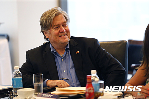 【뉴욕=AP/뉴시스】미국 공화당 대선 후보 도널드 트럼프의 선거캠프 최고경영자(CEO) 스티븐 배넌이 20일(현지시간) 뉴욕에서 열린 트럼프와 히스패닉계 지도자들과의 회동에 참석했다. 2016.8.26.